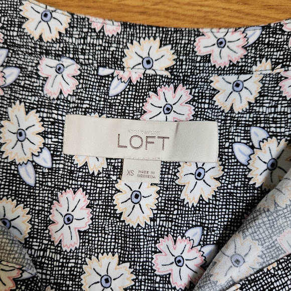 Loft EUC Floral Print Women's Top • Size XS - Picture 3 of 11